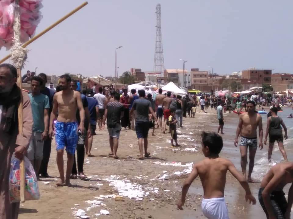إقبال الأهالى على شواطئ الغردقة للاحتفال بشم النسيم (4)