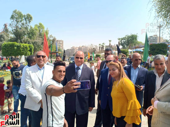 محافظ القاهرة يتفقد الحديقة الدولية ويلتقط صورا مع زوارها (5)