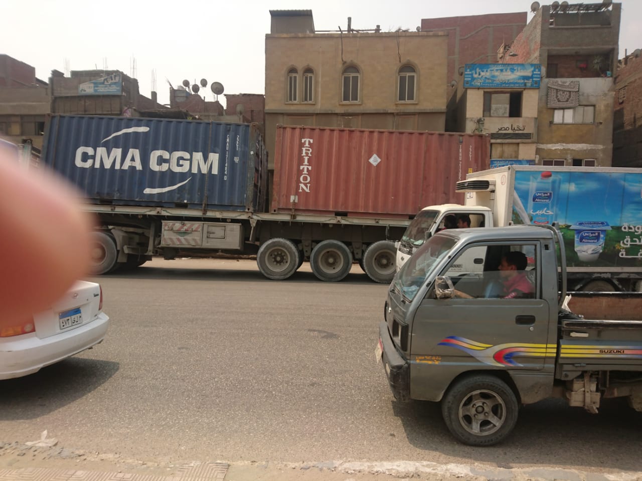 سيارة نقل تحمل حاوات معطلة بطريق الاوتوستراد