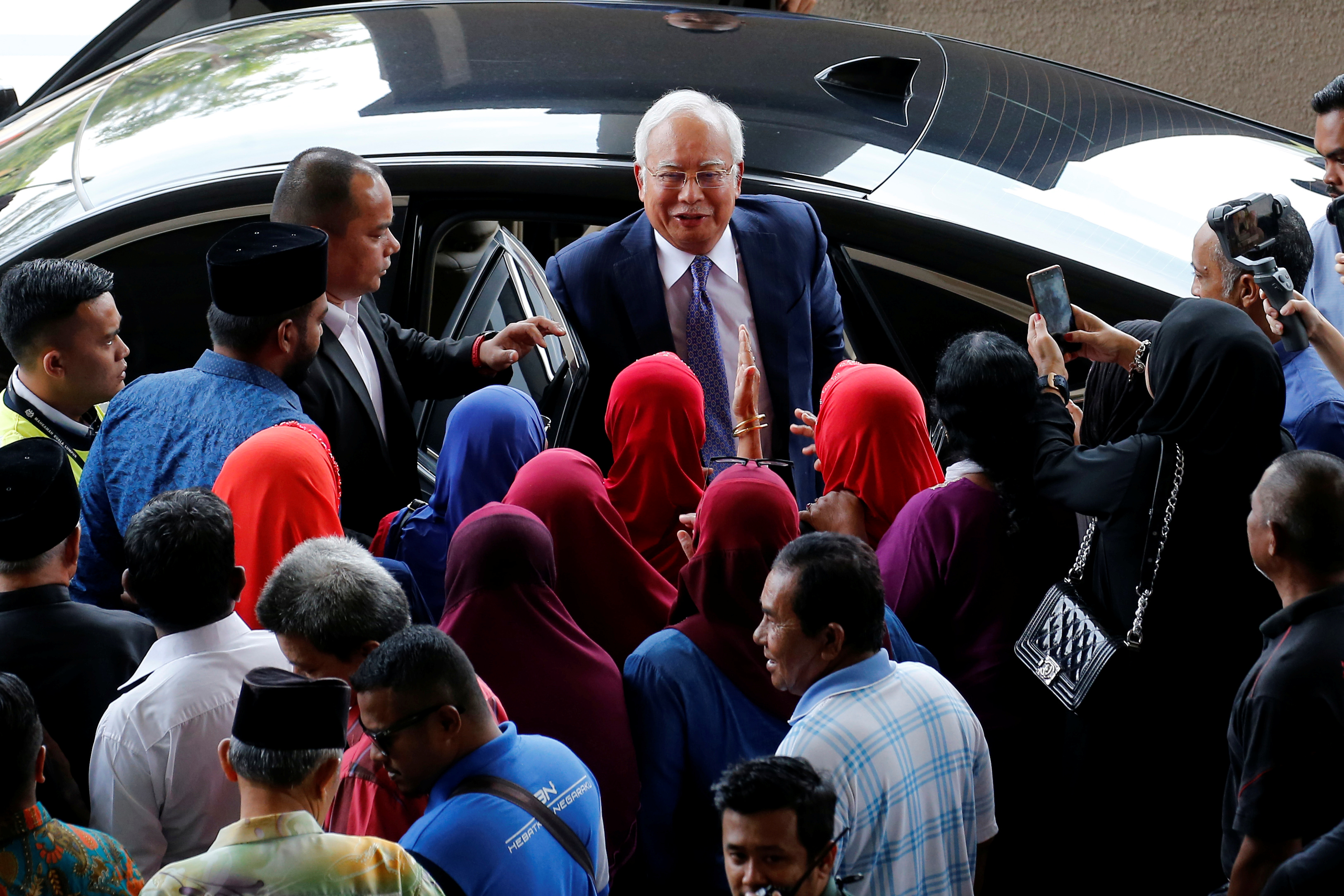 رئيس وزراء ماليزيا السابق يمثل أمام المحكمة (2)