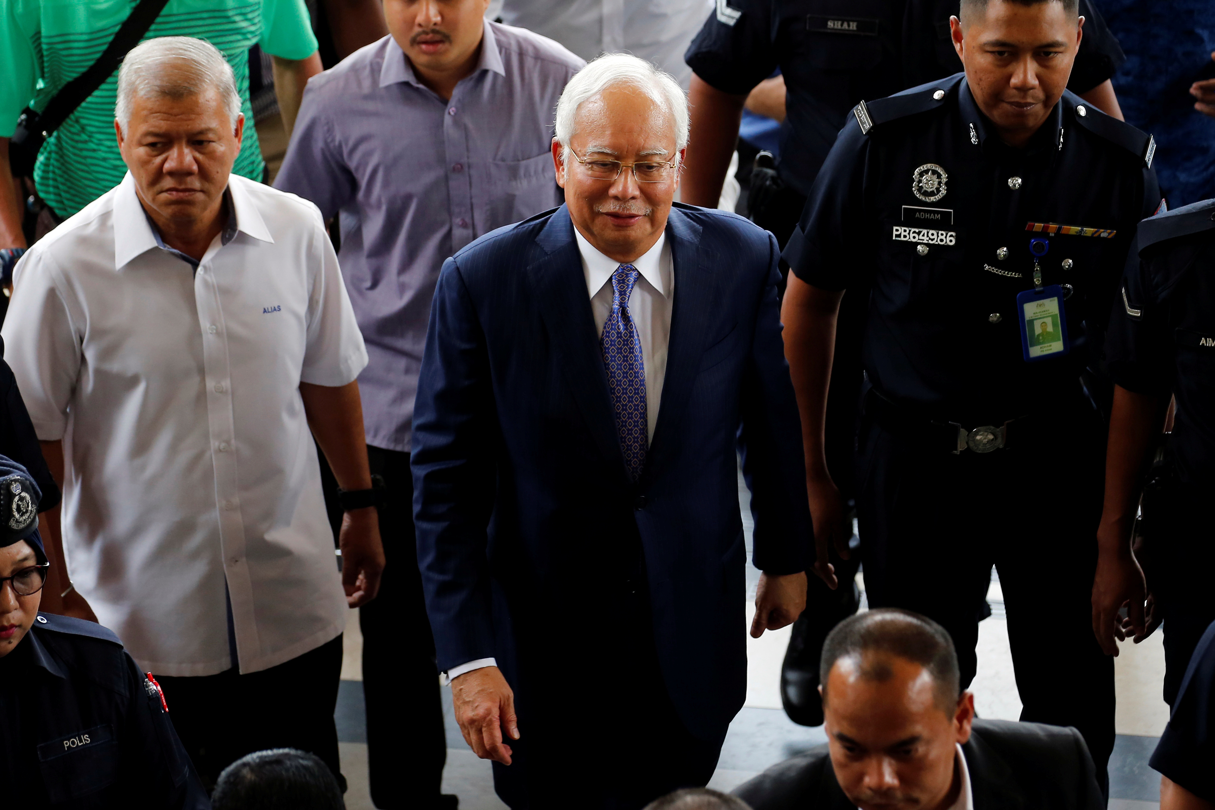 رئيس وزراء ماليزيا السابق يمثل أمام المحكمة (4)