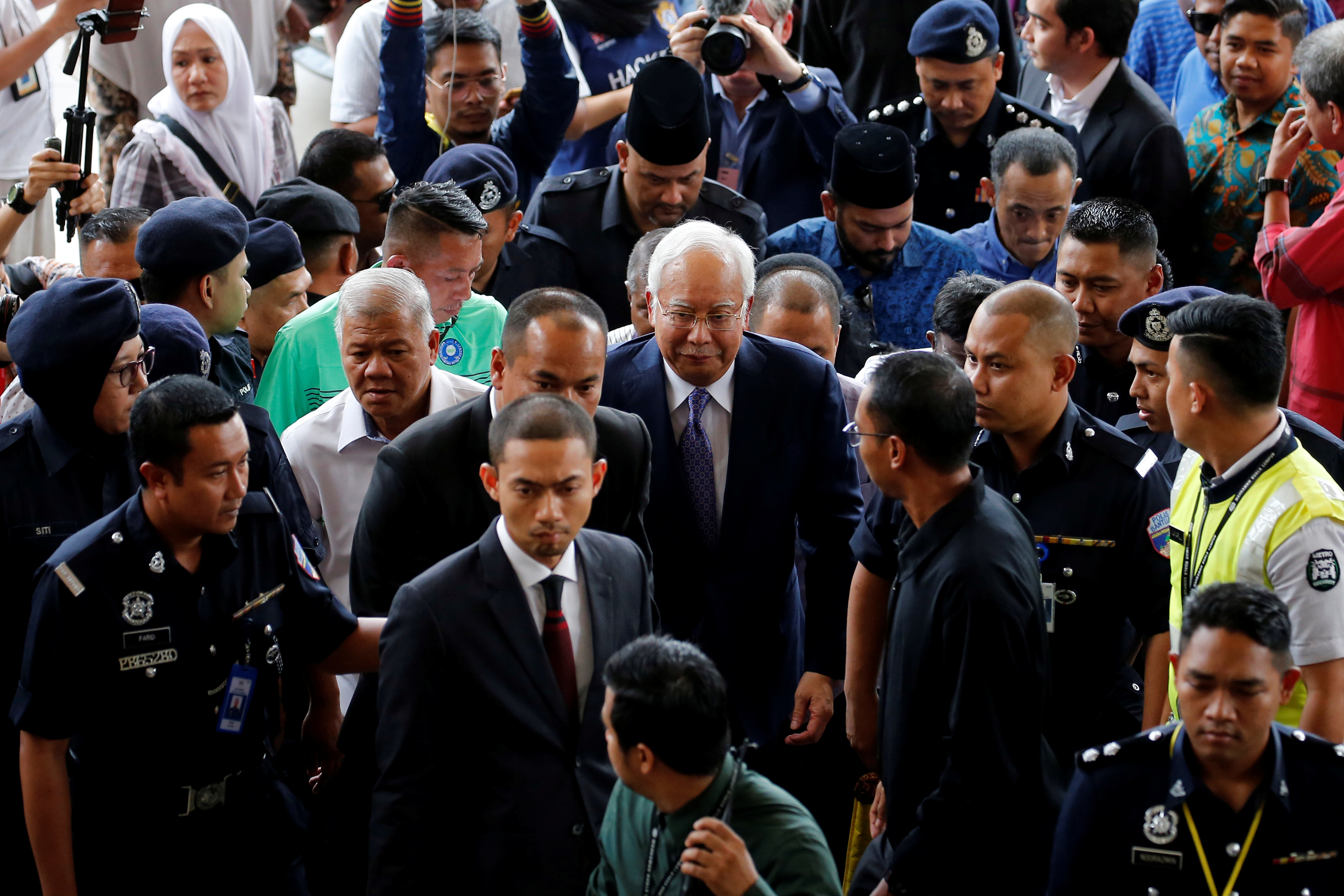 رئيس وزراء ماليزيا السابق يمثل أمام المحكمة (5)