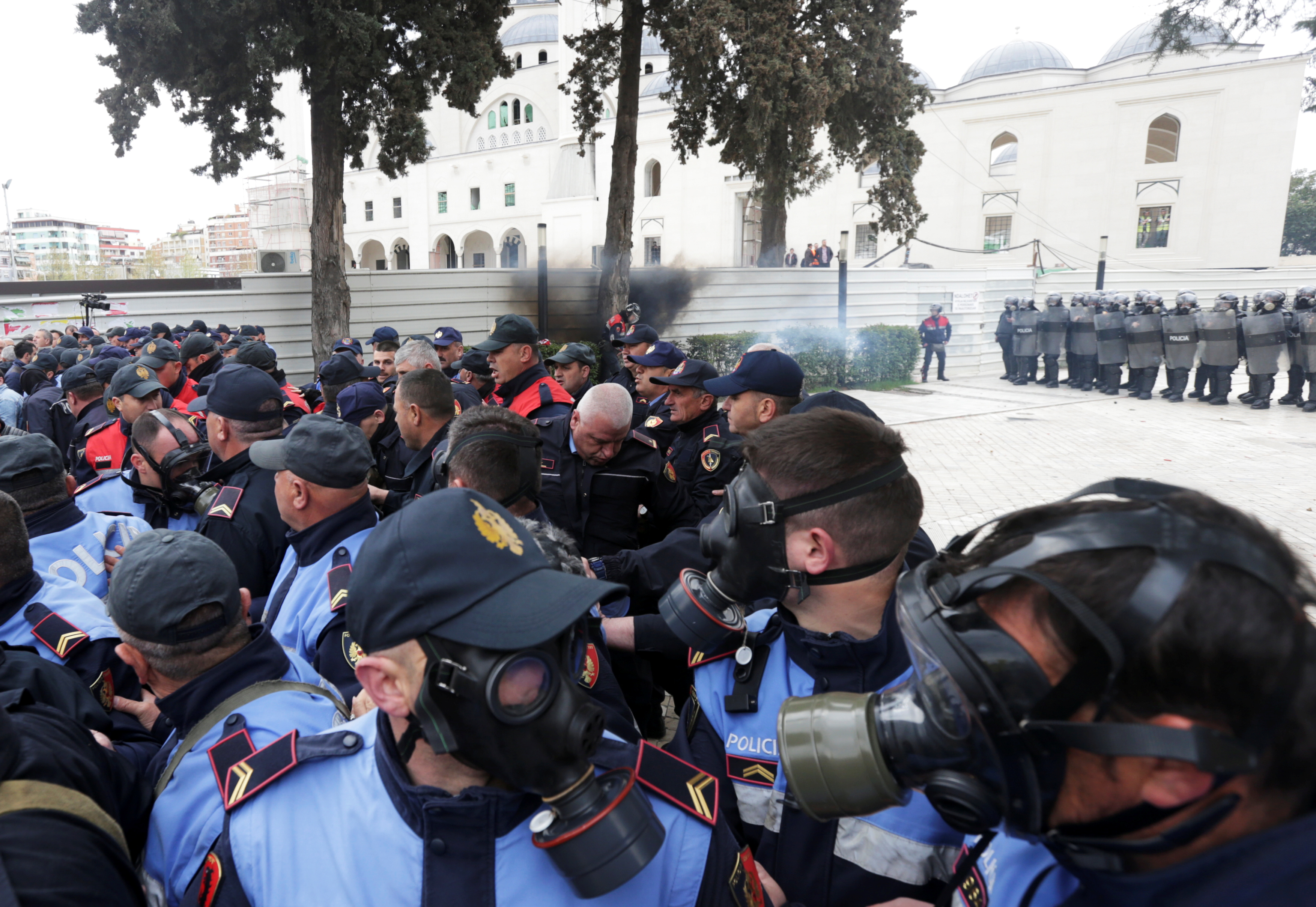 احتجاجات بمحيط مبنى البرلمان الألبانى (1)