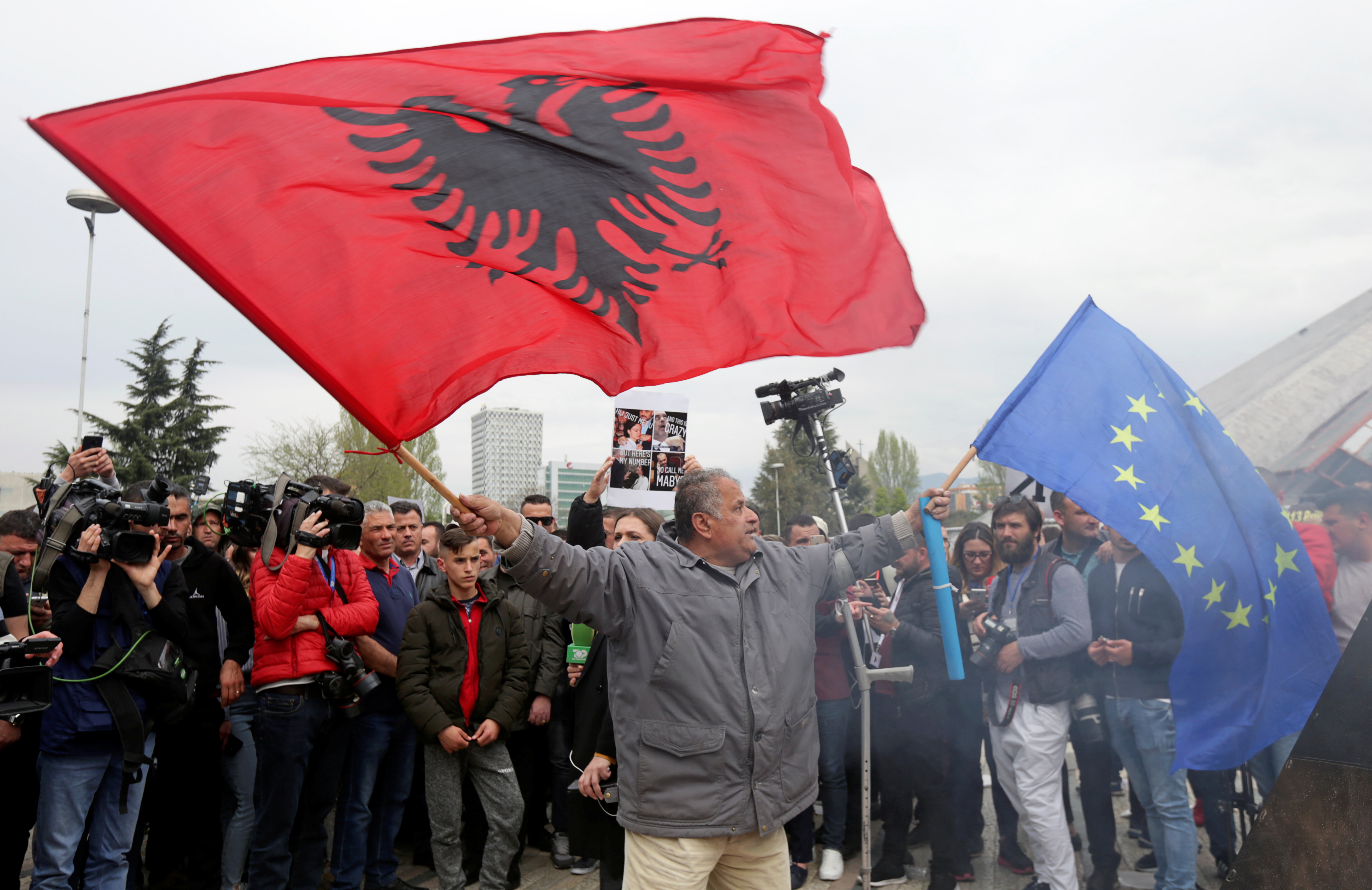 احتجاجات بمحيط مبنى البرلمان الألبانى (10)