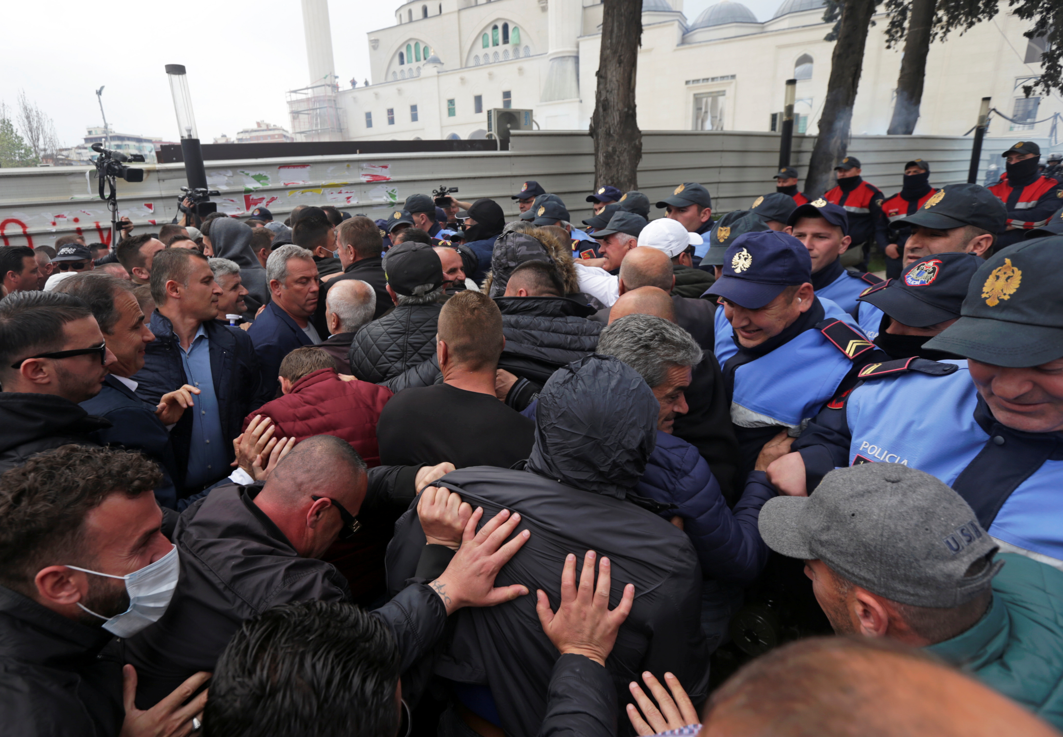 احتجاجات بمحيط مبنى البرلمان الألبانى (6)
