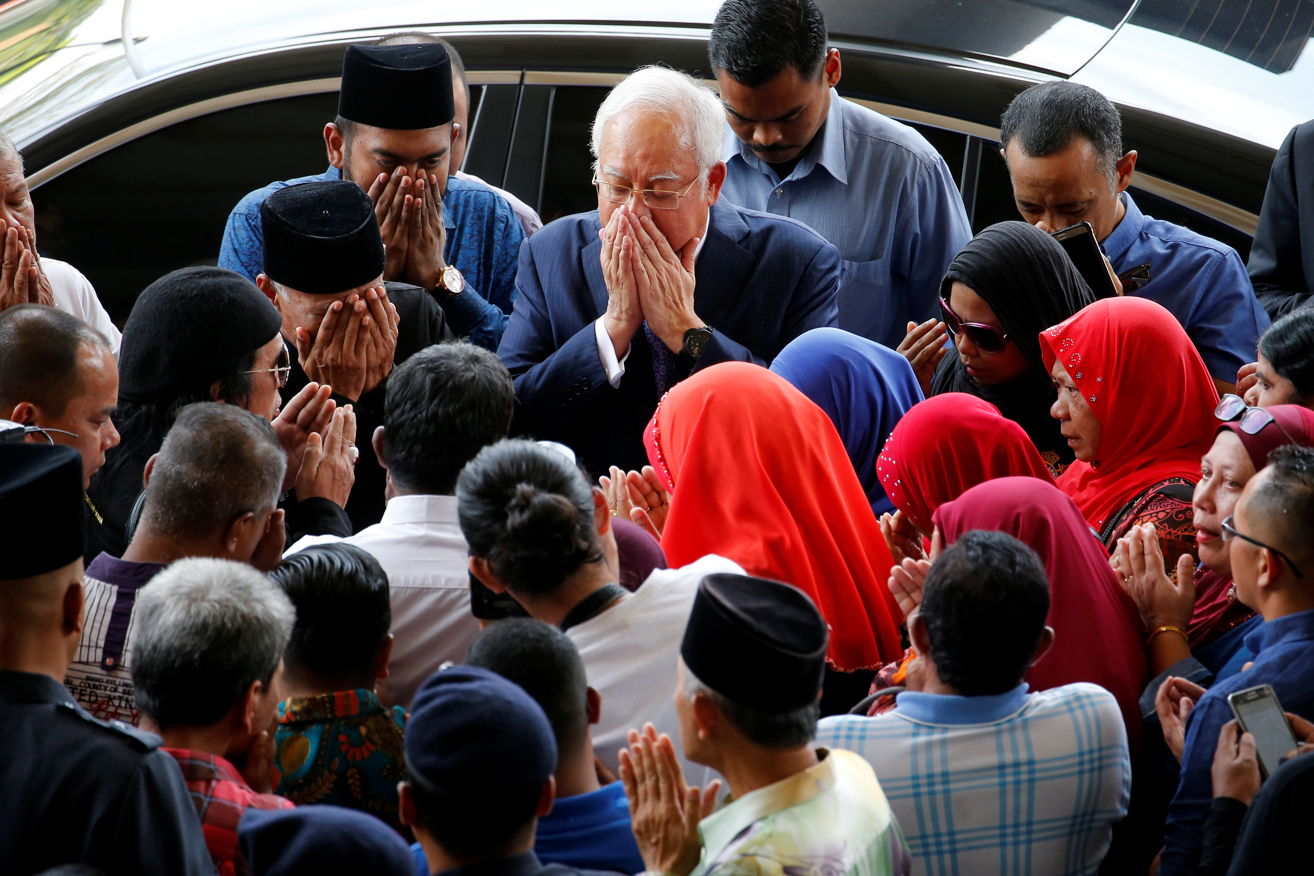 رئيس وزراء ماليزيا السابق يمثل أمام المحكمة (3)