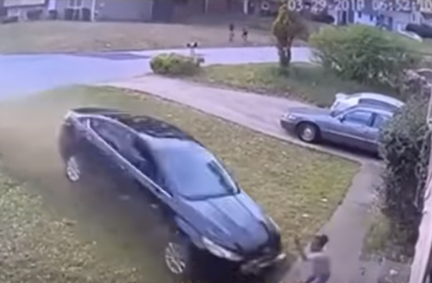 لحظة اصطدام السيارة بالطفلة الأمريكية أمام منزلها