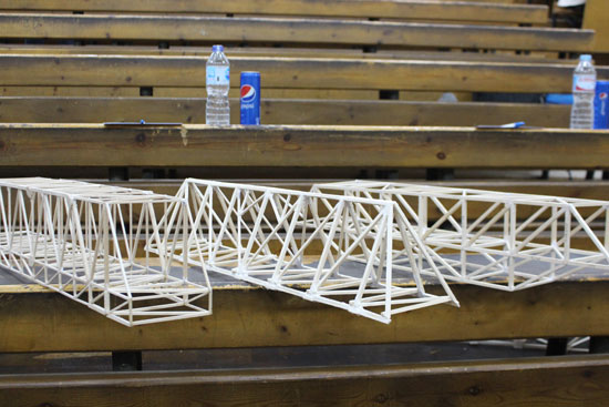 طلاب بهندسة عين شمس يصممون نموذجا مصغرا لكوبرى Truss Bridge (8)