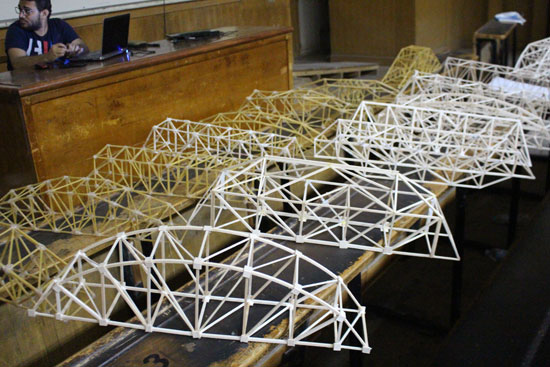 طلاب بهندسة عين شمس يصممون نموذجا مصغرا لكوبرى Truss Bridge (9)