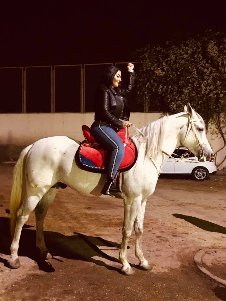 سمية بعد أن ركوبها الخيل