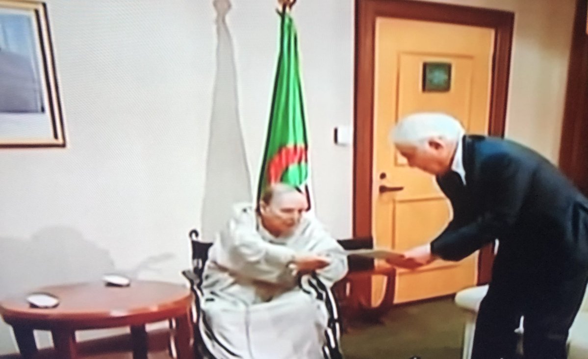الرئيس الجزائرى يسلم نص خطاب الاستقالة