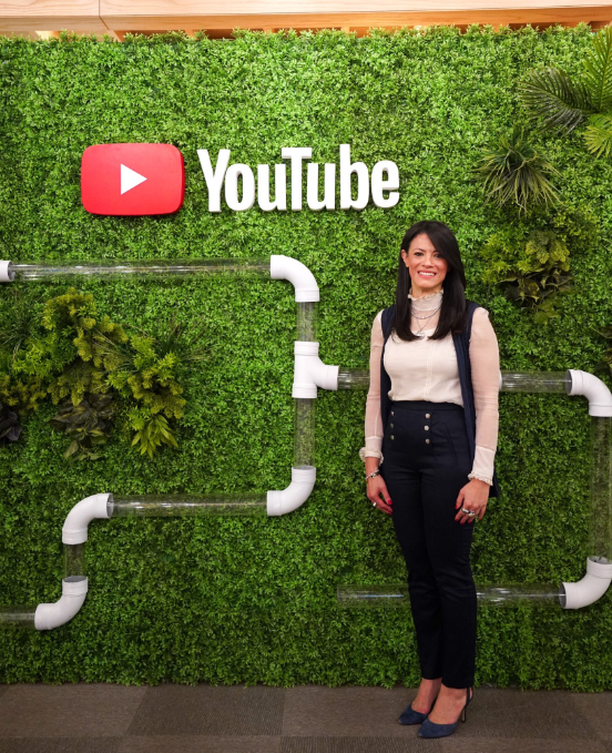 رانيا المشاط وصورة مع شعار موقع يوتيوب