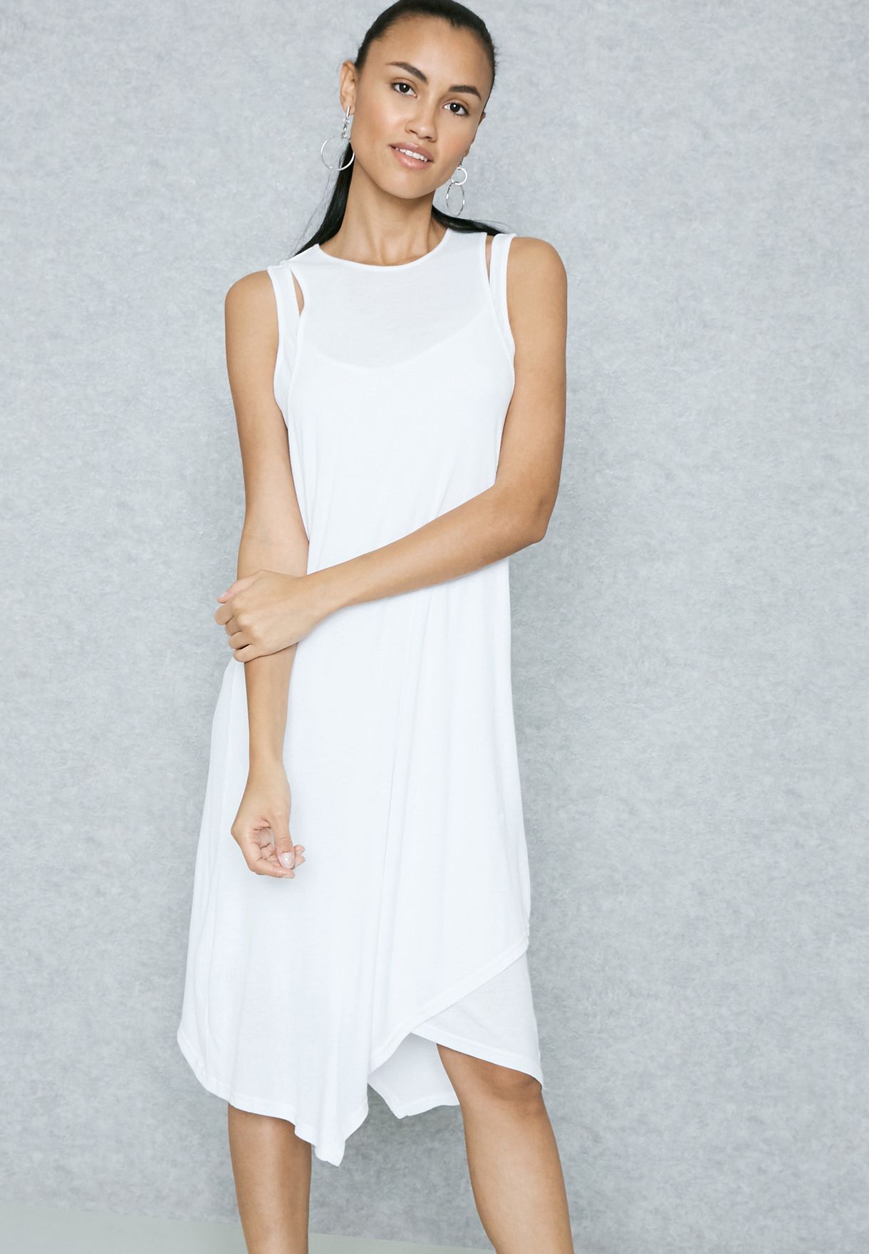 فستان متوسط الطول من اللون الأبيض