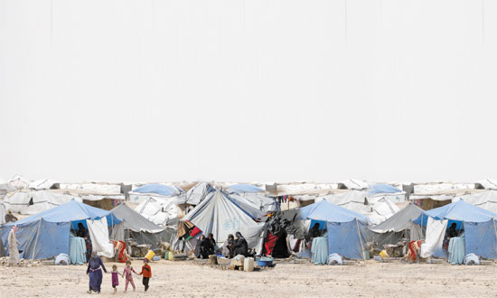 وصول-اللاجئين-السوريين-إلى-مخيم-على-الجانب-الأردني5-5-2016-رويترز-(9)
