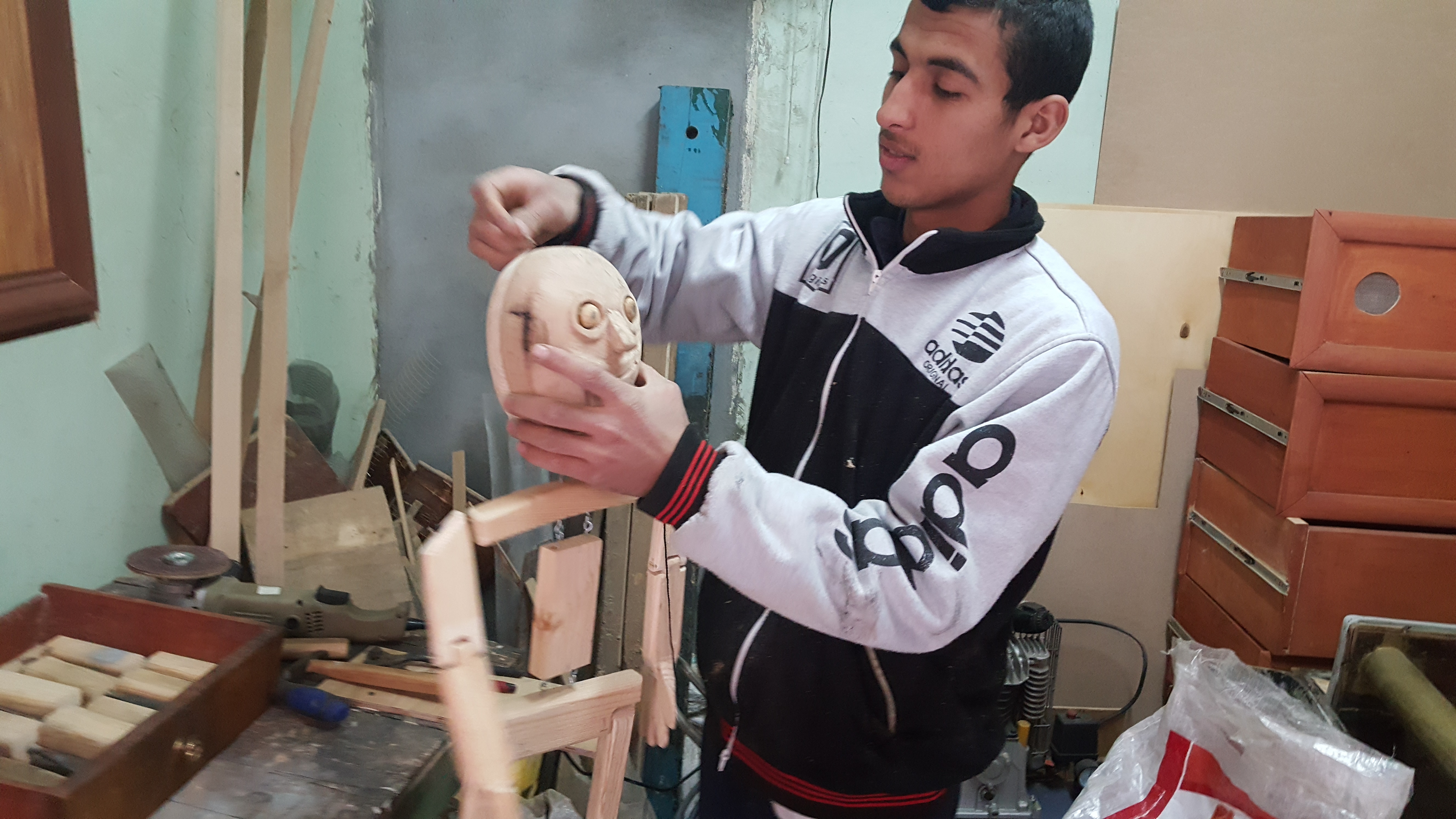 أحمد عوض يتحدى الإعاقة بالفن  (1)
