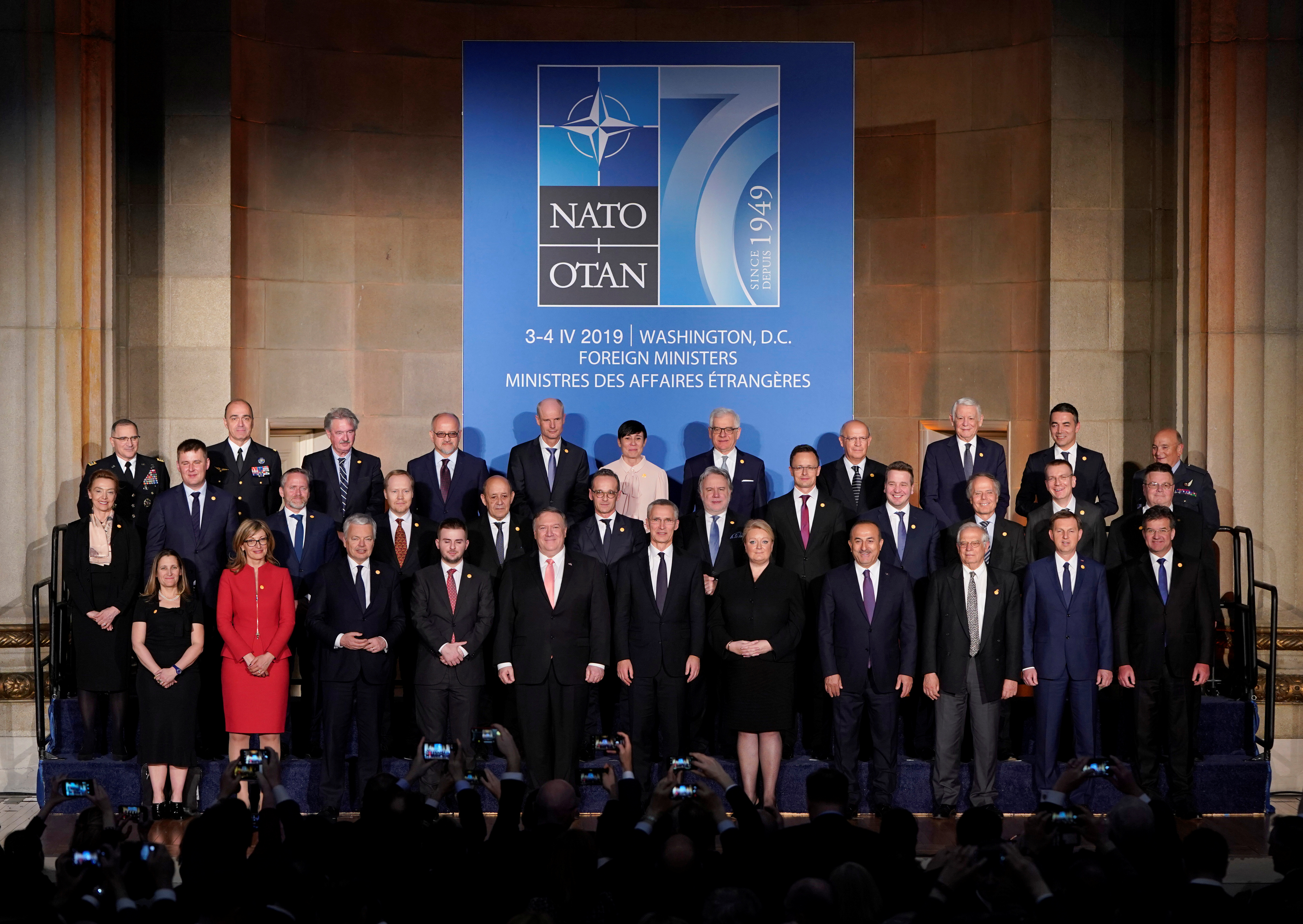 صورة جماعية لوزراء خارجية الناتو