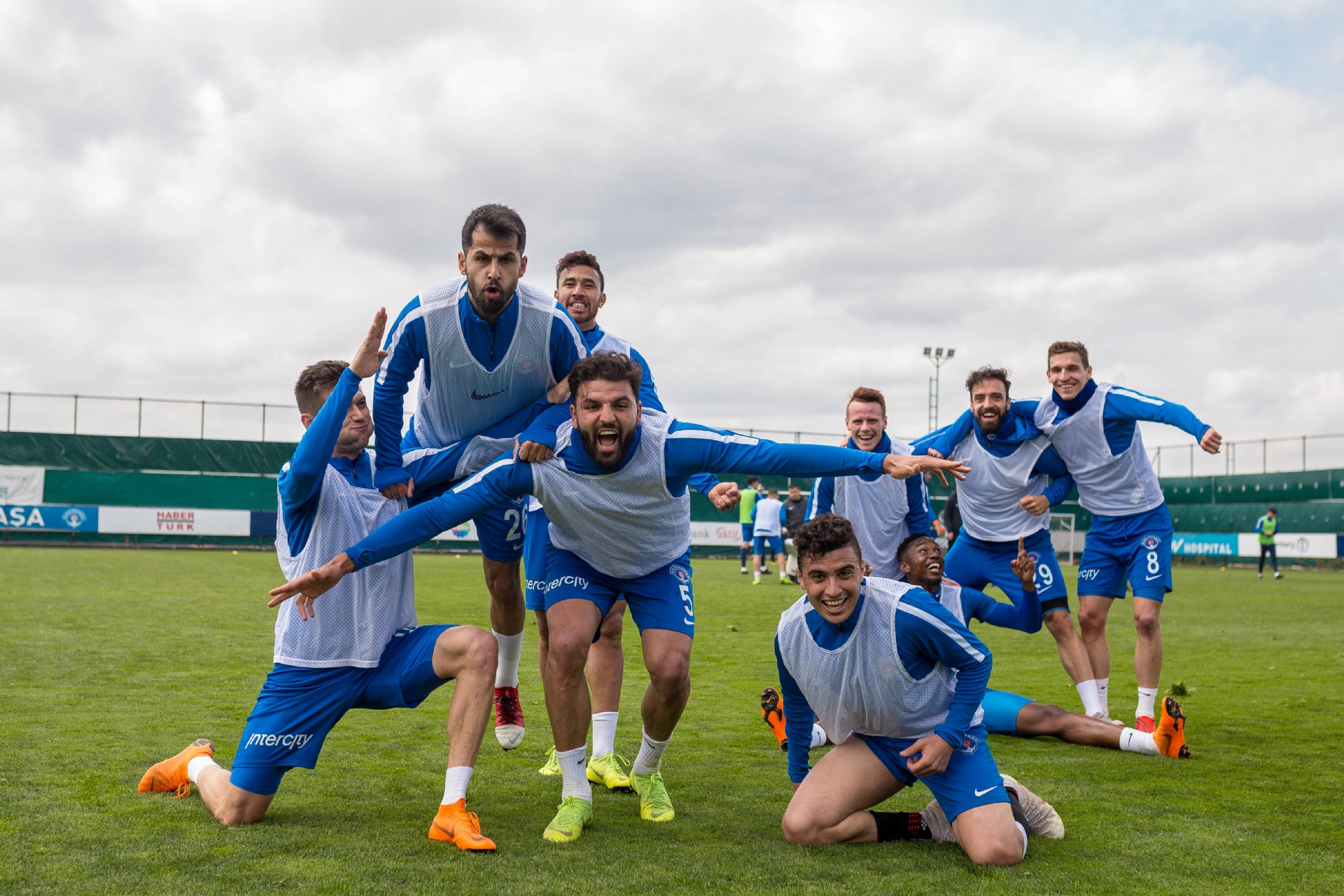 تريزيجيه وكريم حافظ مع لاعبي قاسم باشا