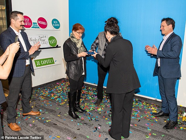 فى اللحظة الأخيرة.. جدة تعثر على تذكرة يانصيب بالصدفة بقيمة 750 ألف دولار  (1)