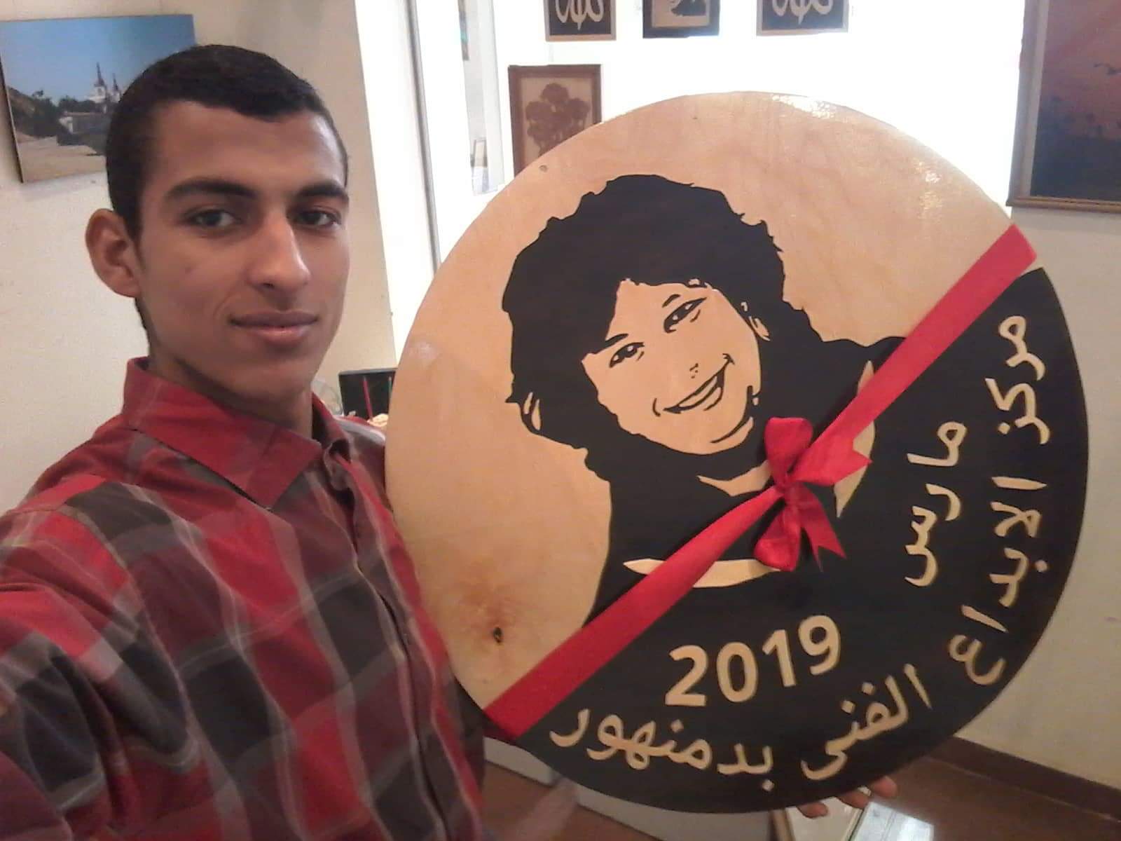 أحمد عوض يتحدى الإعاقة بالفن  (2)