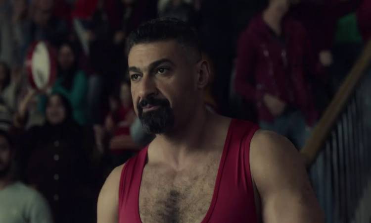 ياسر جلال يمارس لعبة المصارعة من أجل لمس أكتاف 2 ياسر جلال يمارس لعبة المصارعة من أجل لمس أكتاف 2