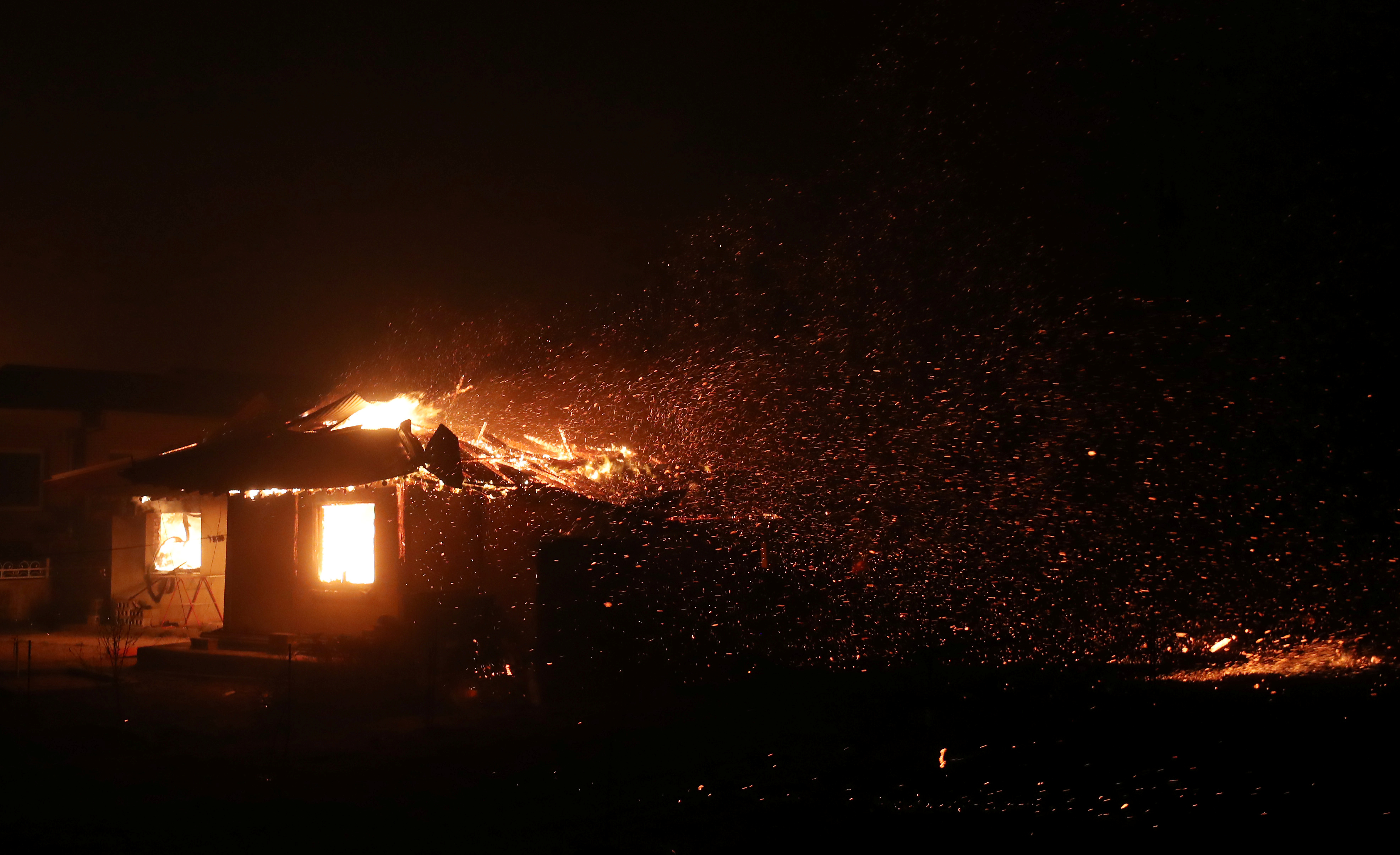 حريق هائل فى شمال كوريا الجنوبية (1)