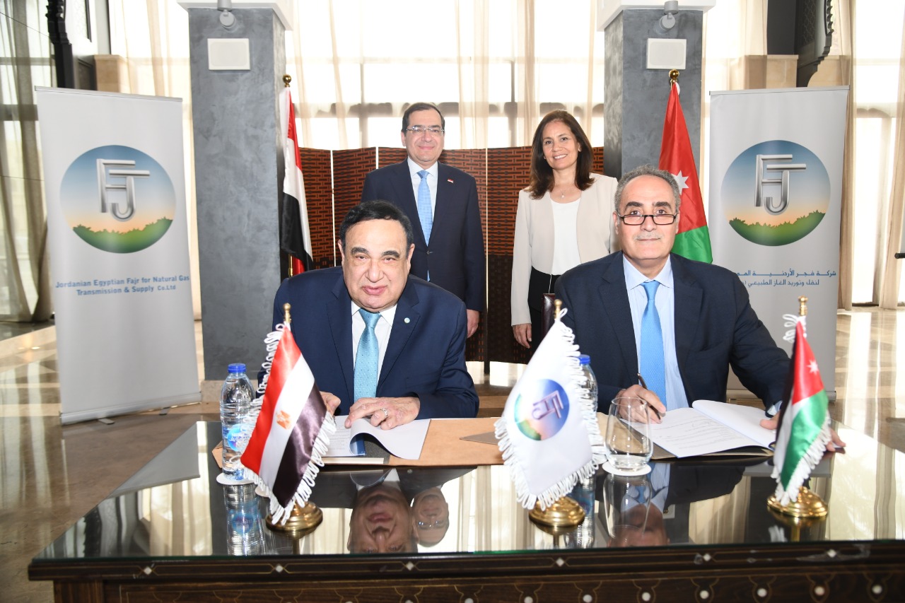 4المهندس فؤاد رشاد خلال التوقيع مع المدير العام لشركة الكهرباء الوطنية الاردنية
