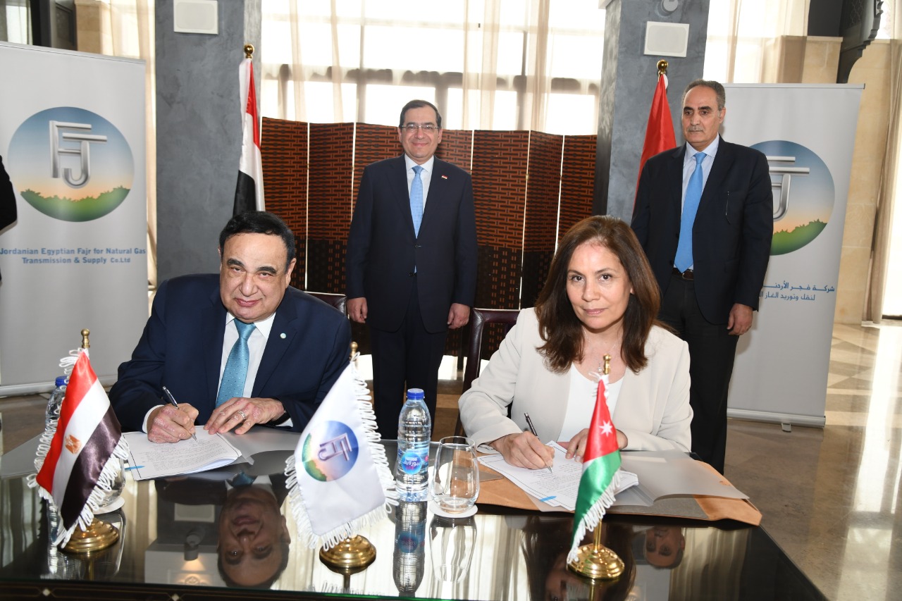 2الوزيرة الاردنية والمهندس فؤاد رشاد اثناء التوقيع