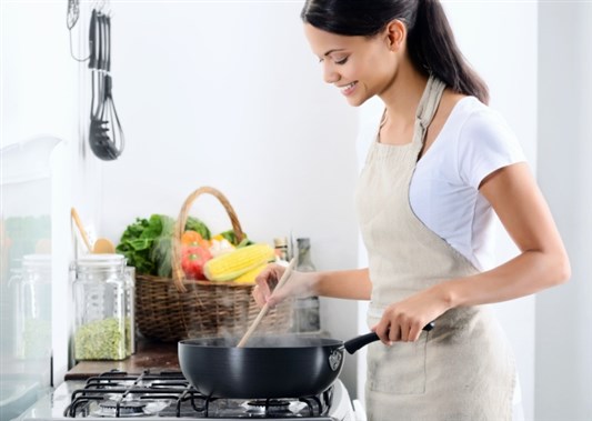 4 فوائد للطهى فى المنزل (1)