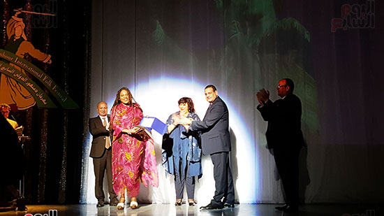 وزيرة الثقافة تكرم أسماء سيد مكاوى وشكوكو خلال مهرجان دمنهور (2)