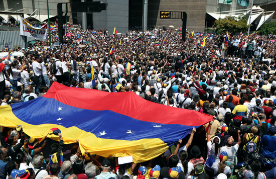 احتجاجات-حاشدة-ضد-مادورو-فى-فنزويلا-(12)