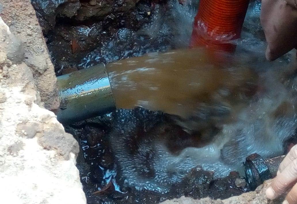 شركة مياة الأقصر تبدأ غسيل شبكات مياه الشرب بأرمنت الحيط إستعداداً للصيف (1)
