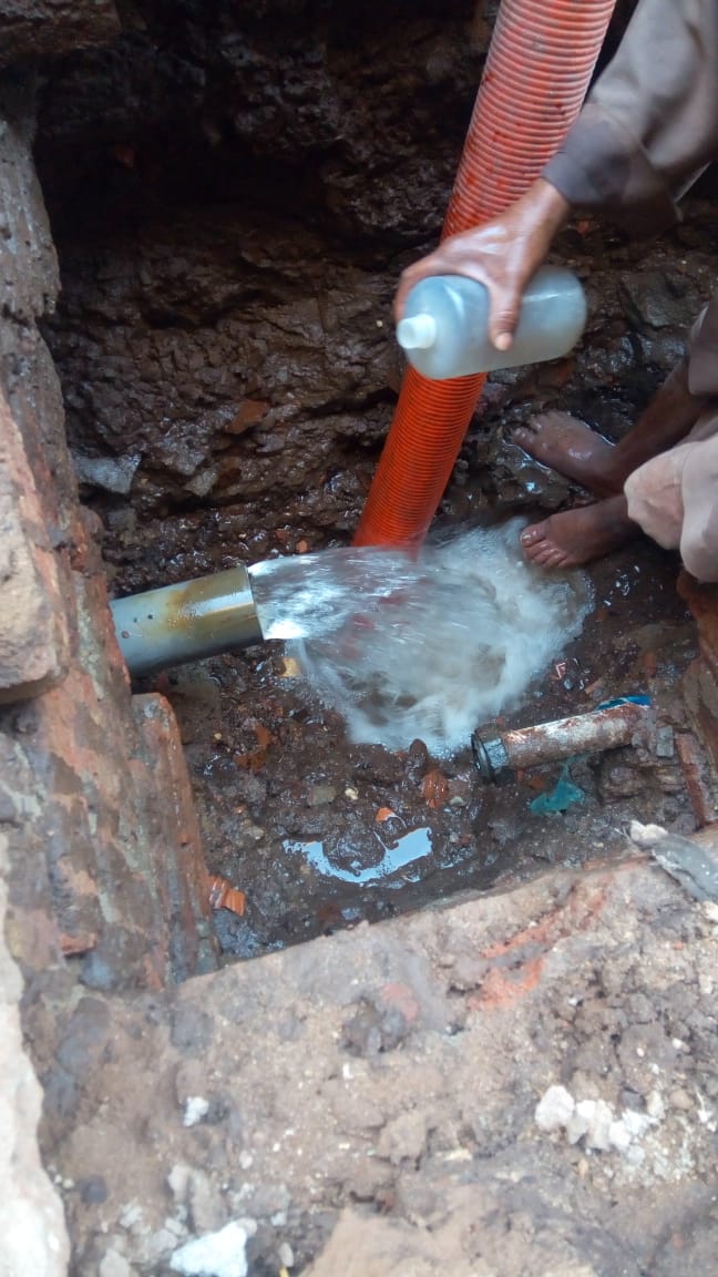 شركة مياة الأقصر تبدأ غسيل شبكات مياه الشرب بأرمنت الحيط إستعداداً للصيف (5)