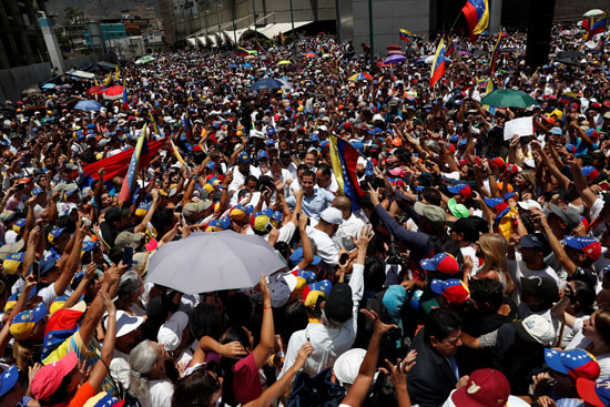 احتجاجات-حاشدة-ضد-مادورو-فى-فنزويلا-(3)