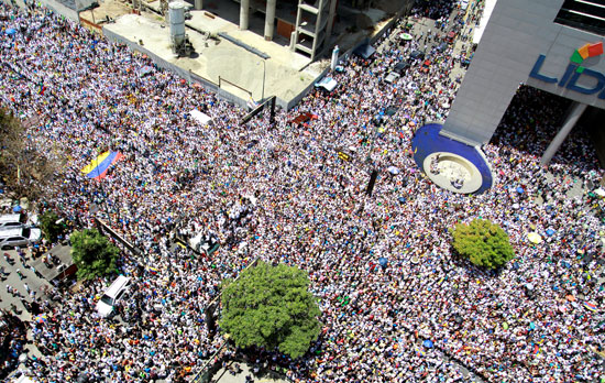 احتجاجات-حاشدة-ضد-مادورو-فى-فنزويلا-(7)