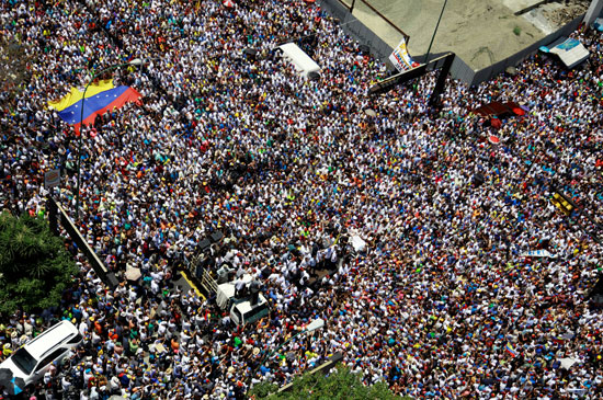 احتجاجات-حاشدة-ضد-مادورو-فى-فنزويلا-(4)