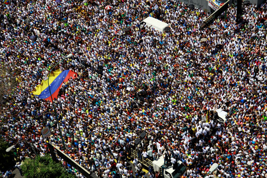 احتجاجات-حاشدة-ضد-مادورو-فى-فنزويلا-(6)