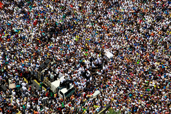احتجاجات-حاشدة-ضد-مادورو-فى-فنزويلا-(9)