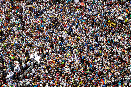 احتجاجات-حاشدة-ضد-مادورو-فى-فنزويلا-(14)
