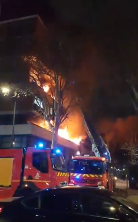 قوات الأطفاء تحاول السيطرة على حريق فى باريس