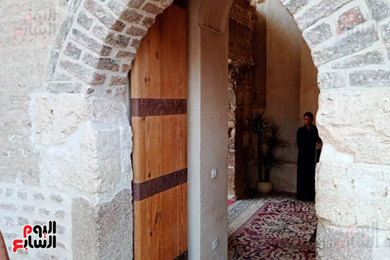 وزير الآثار و40 سفيرا أجنبيا وعربيا يتفقدون الدير الأحمر بسوهاج (9)