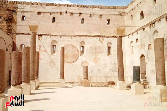 وزير الآثار و40 سفيرا أجنبيا وعربيا يتفقدون الدير الأحمر بسوهاج (1)