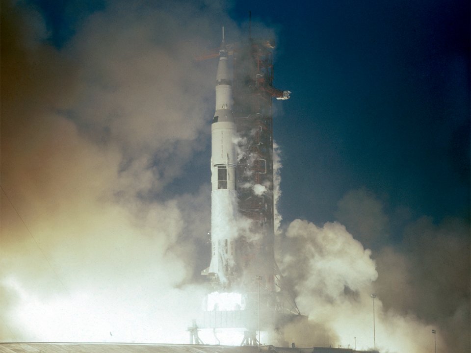 جيف بيزوس مول وقاد حملة لاستعادة أحد محركات الصواريخ من مهمة أبولو 12