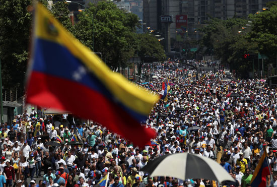 احتجاجات-حاشدة-ضد-مادورو-فى-فنزويلا-(10)