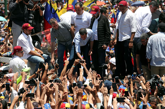 احتجاجات-حاشدة-ضد-مادورو-فى-فنزويلا-(5)