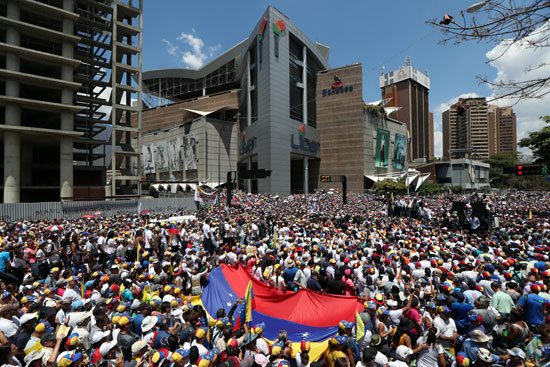 احتجاجات-حاشدة-ضد-مادورو-فى-فنزويلا-(11)