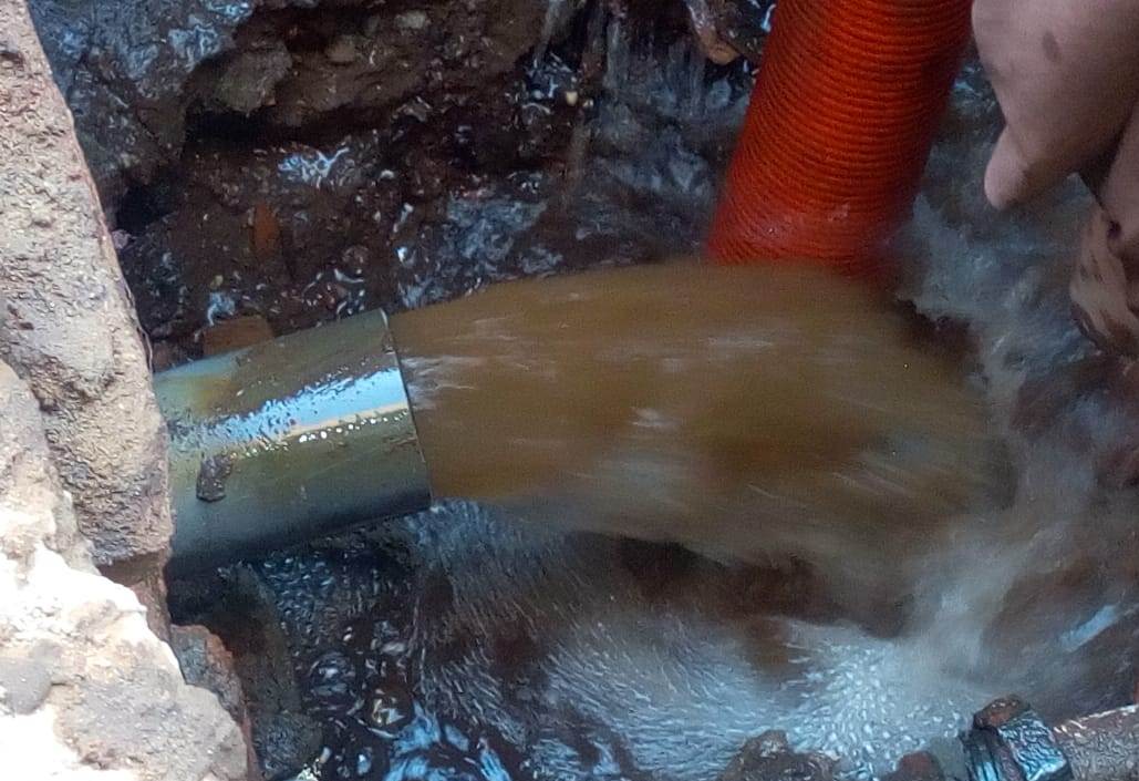 شركة مياة الأقصر تبدأ غسيل شبكات مياه الشرب بأرمنت الحيط إستعداداً للصيف (3)