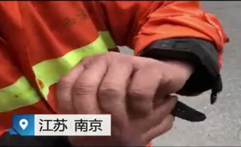 chinese_sanitation_worker_tracking_bracelet