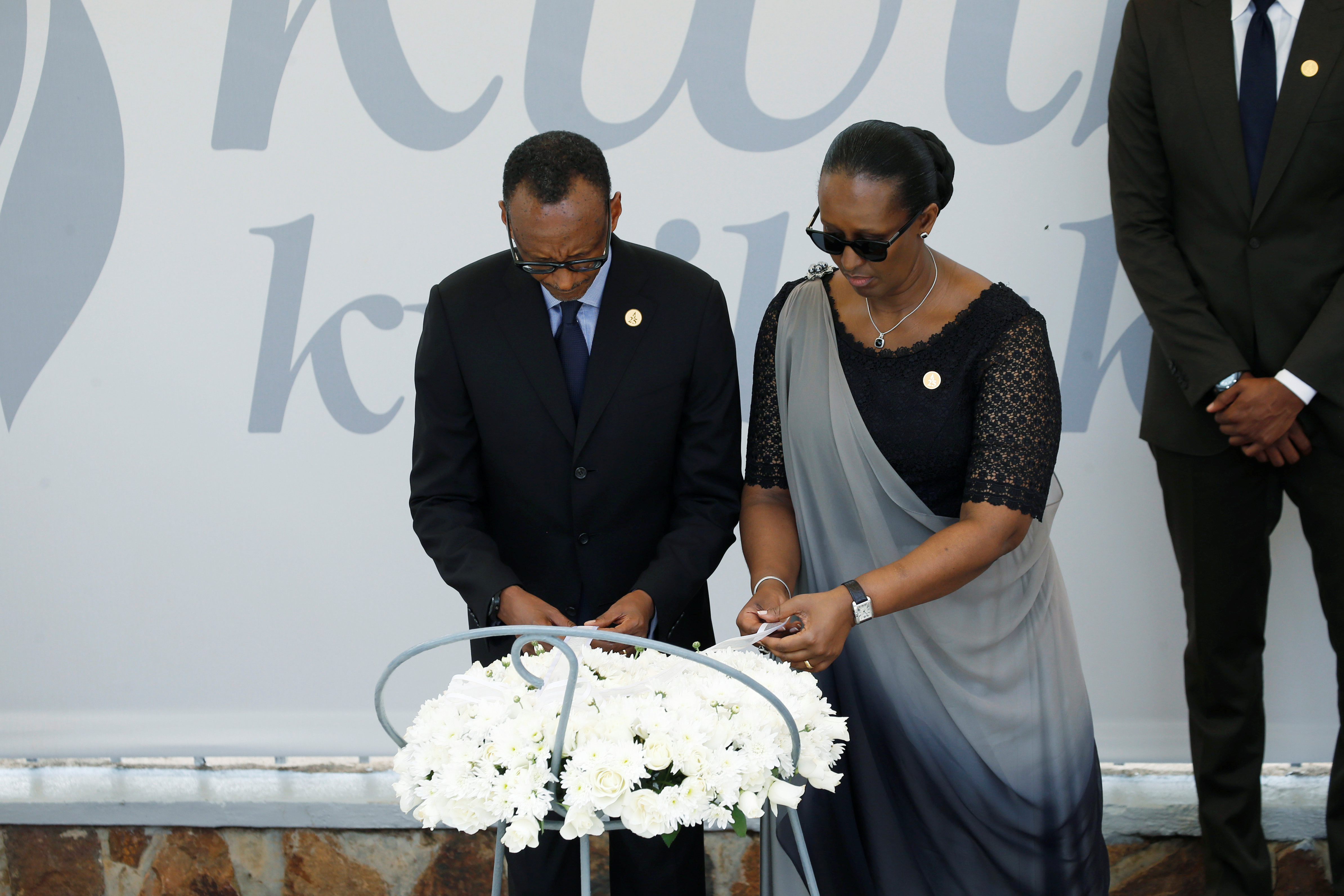 الرئيس الرواندى وزوجته يضعان إكليلا من الزهور لشهداء الإبادة الجماعية