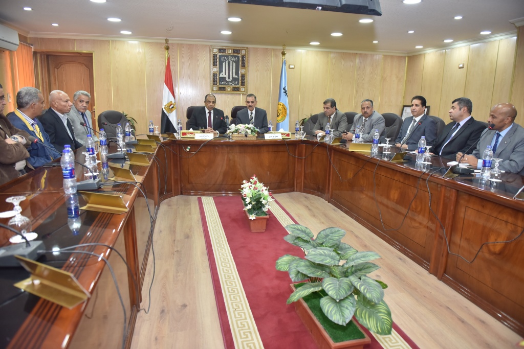 اجتماع وزير الزراعة ومحافظ أسيوط بقيادات  (5)