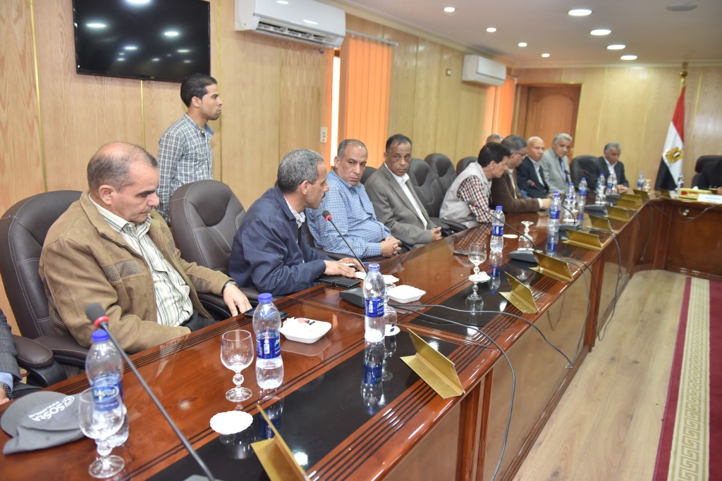 اجتماع وزير الزراعة ومحافظ أسيوط بقيادات  (1)